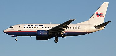 Самолёт авиакомпании в ливрее 1999 года (Boeing 737-705, регистрационный номер LN-TUF)