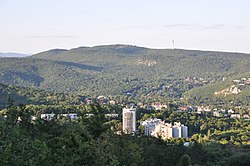 Nyék a Budakeszi úti toronyházak fölött, a Hármashatár-hegy aljában, az előtérben Kurucles, jobboldalt az Apáthy-szikla
