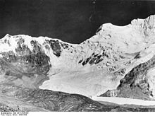 Bergpanorama über zwei Bilder: Oberes Lachungtal mit Dongkya Ri (links), rechts davon die namenlosen Berge 6233 m ⊙27.98312788.8060956233, 6346 m ⊙27.962388.8107736346 und 6517 m ⊙27.94325188.8059666517