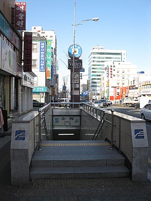 Busan-subway-Suyeong-station-14-entrance.jpg