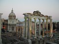 Dnešní Forum Romanum, pohled na pozůstatky Saturnova chrámu