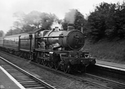 Castle class 5056 "Earl Of Powis" passeert Ealing Broadway op 28 mei 1960.