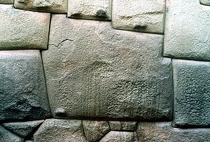 Piedra de los doce ángulos en la Calle Hatum Rumiyoc (Ciudad del Cusco), es considerada por muchos como la figura más representativa de la perfección lograda en la arquitectura inca.