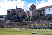 Vista del Coricancha (construcción inferior) y Convento de Santo Domingo (edificado encima del anterior) en la ciudad del Cusco. El Coricancha fue considerado la principal construcción de todo el imperio inca, condición que perdió al ser destruido en la conquista española.