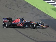 Photo de la Toro Rosso STR11 de Kvyat, en travers de la piste de Silverstone