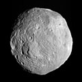 Une des premières images de Vesta obtenue le 7 juillet alors que la sonde se trouve à 41 000 km de l'astéroïde.