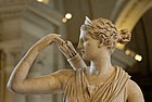 Деталь скульптуры «Диана Версальская» в Лувре
