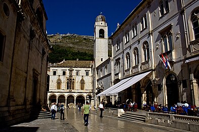 Rua e Palácio Sponza, com a Torre do Relógio ao fundo