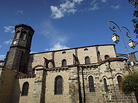 L'église et le clocher XIXe siècle en lave.