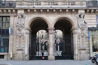 No 15 : façade d'immeuble (1892) avec le passage de la Cour-des-Fermes.