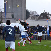 Joueurs dans la surface de réparation lors d'un match de football.