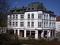 historistisches Wohn- und Geschäftshaus in Ecklage mit Türmchen