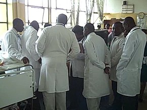 Ghanští lékaři - kola Ward ve fakultní nemocnici Komfo Anokye, Kumasi, Ghana.jpg