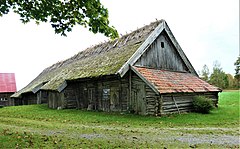 Framsidan av ladugårdslängan från sydväst, med vedbodsutbyggnaden längst fram