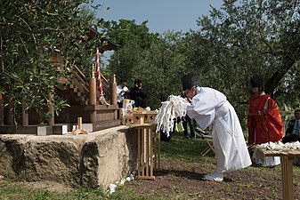 คันนูชิถือโอนูซะในพิธีเปิดศาลเจ้าซานมารีโน ประเทศซานมารีโน