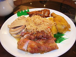Seceper siu mei, termasuk babi panggang (bawah), angsa panggang (atas), ham salai (kiri), ayam hiris putih (kanan), dan obor-obor (tengah)