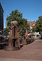 Hannover, Skulptur Bogside 69 von Hans-Jürgen Breuste mit Turm der Kreuzkirche im Hintergrund