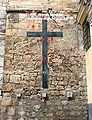 Cruz enllordiada de pintura colorada na Catedral de Cuenca.