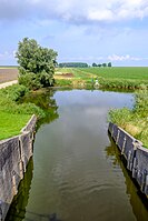 De overgang van het Hoofdkanaal naar het Boezemkanaal gezien vanaf de Grote Slapersluis richting de Carel Coenraadpolder. Het Hoofdkanaal liep hier vroeger rechtdoor als de Beerster Mude (later Oude Mude) naar de Dollard