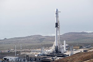 Raketa Falcon 9 na rampě před startem se satelity Iridium NEXT