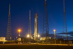 JCSAT-16 ja Falcon 9 laukaisualustalla 13. elokuuta 2017.