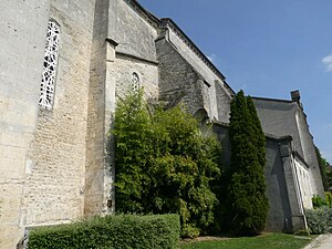 Le mur latéral et vestige du prieuré