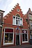 Pand van eenvoudige architectuur. Van belang voor het geheel van de Kerkstraat