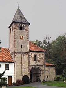Kloosterkerk te Clus: westzijde, noordelijke toren, ingangsportaal