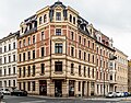 Mietshaus in geschlossener Bebauung, mit Läden mit originaler Front, Eckhaus