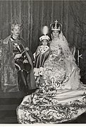 ブダペストでの父帝のハンガリー王としての戴冠式にて。(1916年12月)