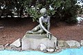 Litinová socha Chlapec s rybou