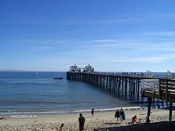 De Malibu Pier gezien vanaf de Pacific Coast Highway