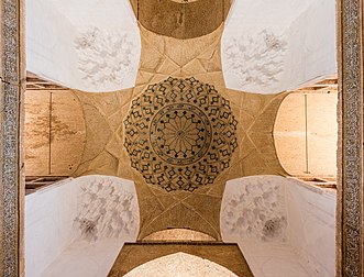 Vista interior da cúpula da Mesquita de Malique, a maior e mais antiga mesquita na Carmânia, Irã. (definição 7 478 × 5 688)