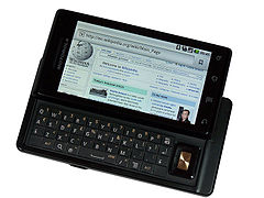 Motorola Droid (en), un coulissant QWERTY large.