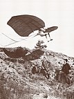 Otto Lilienthal im Frühjahr 1891 im Gleitflug