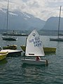 Infana velboato optimisto sur la lago de Thun