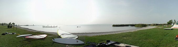 Vue panoramique sur le lac en été depuis Podersdorf.