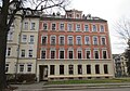 Mietshaus in ehemals geschlossener Bebauung mit Vorgarten