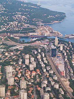 Előtérben Podvežica házai, a háttérben a Viktor Lenac hajógyárral.