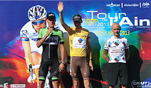 Photo de trois hommes sur un podium.