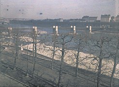 Le Pont Saint-Clair en 1914. On aperçoit à l'arrière-plan à gauche le Pont de la Boucle, détruit en 1983 (autochrome Lumière).