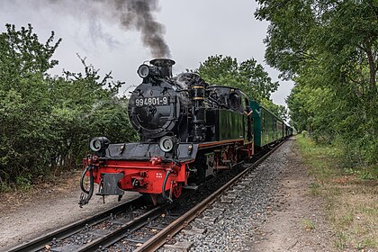 Parní lokomotiva přezdívaná „Rasender Roland“ (Zuřivý Roland) na rujánské úzkorozchodné trati zbudované společností Rügensche Kleinbahn