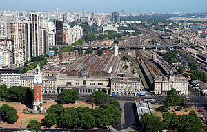 雷蒂羅米特雷車站（中）和 雷蒂羅貝爾格拉諾車站（右）鳥瞰圖；雷蒂羅聖馬丁車站的月台在最右側可見