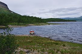 På innsjøens vestside.