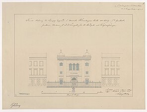 Ritning av Göteborgs synagogas entréfasad. På ritningen syns också delar av sidorna samt noteringar från Överintendentsämbetet som bla visar att ritningen blev godkänd.