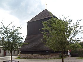 Celkový pohled na zvonici v Rovensku pod Troskami