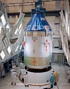 Apollo 7 komandmodulis un servisa modulis tiek pievienots mēness moduļa adapterim