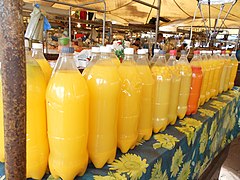 Molho de tucupi, sumo amarelo extraído da raiz da mandioca brava a base de pimenta.