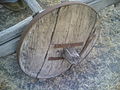 Bánh xe rắn của thế kỷ 20 làm bằng ván gỗ, gắn với một vành bánh xe kim loại