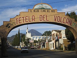 Hauptstraße von Tetela mit Vulkan Popocatépetl im Hintergrund